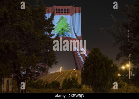 Il video mapping è proiettato sul monumento Azadi (Freedom) nella parte occidentale di Teheran, il 5 agosto 2020. Una bandiera libanese proiettata sul Monumento come un segno di unità tra Iran e Libano anche un simbolo della simpatia del popolo iraniano per le vittime delle recenti esplosioni a Beirut. (Foto di Morteza Nikoubazl/NurPhoto) Foto Stock