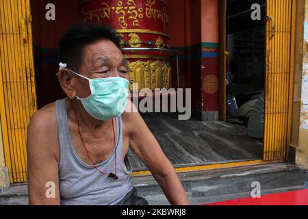 Un vecchio copre il suo volto con una maschera come misura precauzionale contro il Covid-19 presso la colonia tibetana di rifugiati, conosciuta come Majnu-ka-tilla nella capitale Nuova Delhi, India il 4 agosto 2020. L'India ha aggiunto 52.050 nuovi casi di coronavirus, portando il numero totale di caseload a 18,55,745. Il numero di morti dovute al virus ha toccato 38.938, con 803 morti nelle ultime 24 ore. (Foto di Mayank Makhija/NurPhoto) Foto Stock