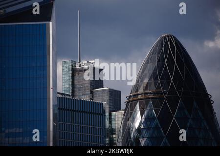 Le torri commerciali di 110 Bishopsgate (ex Heron Tower) e 30 St Mary Axe ('The Gherkin') si trovano nel quartiere finanziario della City of London a Londra, in Inghilterra, il 5 agosto 2020. Questa settimana è stata la prima delle pressioni del governo per riportare i lavoratori in Inghilterra nei loro uffici, anche se molti continuano comunque a lavorare da casa mentre il paese continua la sua cauta emergenza dal blocco del coronavirus. (Foto di David Cliff/NurPhoto) Foto Stock