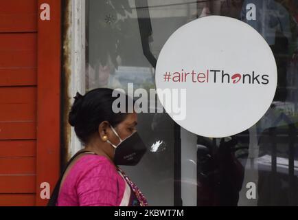 Una donna passa davanti a un negozio Airtel a Kolkata, India, 06 agosto 2020. Bharti Airtel e Amazon Web Services uniranno le forze per sviluppare il business cloud della società indiana di telecomunicazioni, consentendo all'IT di offrire una gamma più ampia di prodotti ai propri clienti aziendali, come da report dei media indiani. (Foto di Indranil Aditya/NurPhoto) Foto Stock