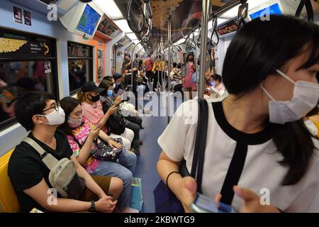 I pendolari sono visti indossando maschere facciali in un sistema di transito di massa di Bangkok (treno sopraelevato BTS) durante l'ora di punta della sera il 6 agosto 2020 a Bangkok, Thailandia. (Foto di Vachira Vachira/NurPhoto) Foto Stock