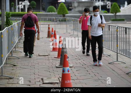 I pedoni che indossano maschere facciali entrano in un parco pubblico Lumpini il 6 agosto 2020 a Bangkok, Thailandia. (Foto di Vachira Vachira/NurPhoto) Foto Stock