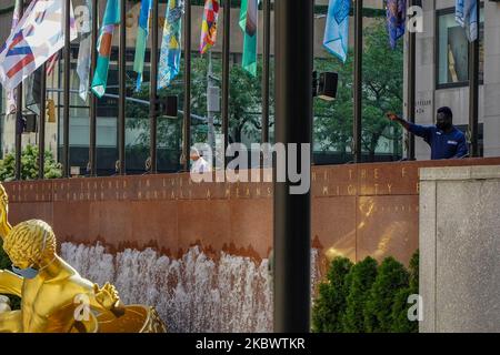 Il progetto Flag, con 193 diversi disegni che celebrano NYC, apre nel Rockefeller Center. New York City continua la fase 4 della riapertura a seguito delle restrizioni imposte per rallentare la diffusione del coronavirus il 6 agosto 2020 a New York City. La quarta fase permette di praticare arti e intrattenimento all'aperto, eventi sportivi senza tifosi e produzioni mediatiche. (Foto di John Nacion/NurPhoto) Foto Stock