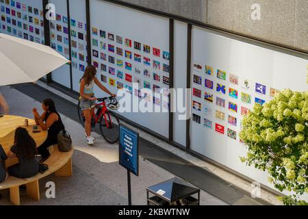 Il progetto Flag, con 193 diversi disegni che celebrano NYC, apre nel Rockefeller Center. New York City continua la fase 4 della riapertura a seguito delle restrizioni imposte per rallentare la diffusione del coronavirus il 6 agosto 2020 a New York City. La quarta fase permette di praticare arti e intrattenimento all'aperto, eventi sportivi senza tifosi e produzioni mediatiche. (Foto di John Nacion/NurPhoto) Foto Stock