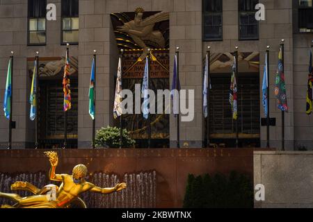 Il progetto Flag, con 193 diversi disegni che celebrano NYC, apre nel Rockefeller Center. New York City continua la fase 4 della riapertura a seguito delle restrizioni imposte per rallentare la diffusione del coronavirus il 6 agosto 2020 a New York City. La quarta fase permette di praticare arti e intrattenimento all'aperto, eventi sportivi senza tifosi e produzioni mediatiche. (Foto di John Nacion/NurPhoto) Foto Stock