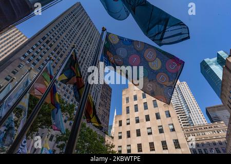 Il progetto Flag, con 193 diversi disegni che celebrano NYC, apre nel Rockefeller Center. New York City continua la fase 4 della riapertura a seguito delle restrizioni imposte per rallentare la diffusione del coronavirus il 6 agosto 2020 a New York City. La quarta fase permette di praticare arti e intrattenimento all'aperto, eventi sportivi senza tifosi e produzioni mediatiche. (Foto di John Nacion/NurPhoto) Foto Stock