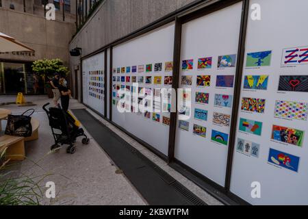 Il progetto Flag, con 193 diversi disegni che celebrano NYC, apre nel Rockefeller Center. New York City continua la fase 4 della riapertura a seguito delle restrizioni imposte per rallentare la diffusione del coronavirus il 6 agosto 2020 a New York City. La quarta fase permette di praticare arti e intrattenimento all'aperto, eventi sportivi senza tifosi e produzioni mediatiche. (Foto di John Nacion/NurPhoto) Foto Stock