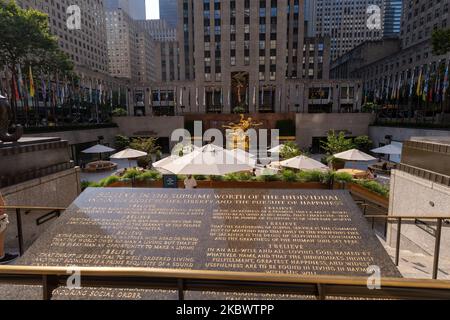 Il progetto Flag, con 193 diversi disegni che celebrano NYC, apre nel Rockefeller Center. New York City continua la fase 4 della riapertura a seguito delle restrizioni imposte per rallentare la diffusione del coronavirus il 6 agosto 2020 a New York City. La quarta fase permette di praticare arti e intrattenimento all'aperto, eventi sportivi senza tifosi e produzioni mediatiche. (Foto di John Nacion/NurPhoto) Foto Stock