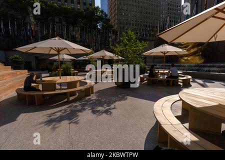 Il progetto Flag, con 193 diversi disegni che celebrano NYC, apre nel Rockefeller Center. New York City continua la fase 4 della riapertura a seguito delle restrizioni imposte per rallentare la diffusione del coronavirus il 6 agosto 2020 a New York City. La quarta fase permette di praticare arti e intrattenimento all'aperto, eventi sportivi senza tifosi e produzioni mediatiche. (Foto di John Nacion/NurPhoto) Foto Stock