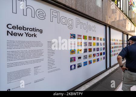 Il progetto Flag, con 193 diversi disegni che celebrano NYC, apre nel Rockefeller Center. New York City continua la fase 4 della riapertura a seguito delle restrizioni imposte per rallentare la diffusione del coronavirus il 6 agosto 2020 a New York City. La quarta fase permette di praticare arti e intrattenimento all'aperto, eventi sportivi senza tifosi e produzioni mediatiche. (Foto di John Nacion/NurPhoto) Foto Stock