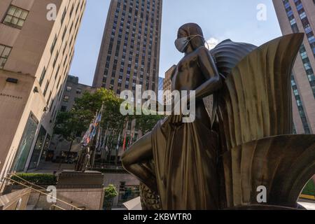 Il progetto Flag, con 193 diversi disegni che celebrano NYC, apre nel Rockefeller Center. New York City continua la fase 4 della riapertura a seguito delle restrizioni imposte per rallentare la diffusione del coronavirus il 6 agosto 2020 a New York City. La quarta fase permette di praticare arti e intrattenimento all'aperto, eventi sportivi senza tifosi e produzioni mediatiche. (Foto di John Nacion/NurPhoto) Foto Stock