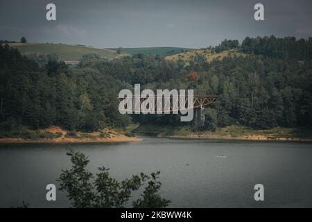 Vista del ponte a Pilchowice, Polonia, il 7 agosto 2020 che sarà saltato in su durante le riprese per la Missione: Impossibile. Gli abitanti di Pilchowice protestano.(Foto di Krzysztof Zatycki/NurPhoto) Foto Stock