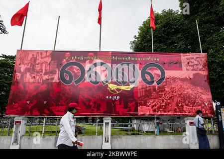 Una donna cammina vicino a un poster durante una cerimonia per celebrare il 32nd ° anniversario della rivolta del 8888 di fronte al municipio di Yangon, Myanmar il 8 agosto 2020. Quest'anno ricorre il 32nd° anniversario della rivolta democratica contro la giunta militare che si è conclusa con una sanguinosa repressione nel 1988. (Foto di Shwe Paw Mya Tin/NurPhoto) Foto Stock