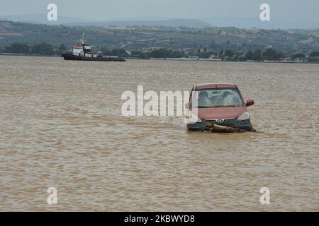 Un'auto viene deviata da acque flood al mare a Bourtzi, nel centro di Eubea, in Grecia, il 9 agosto 2020. Le alluvioni hanno colpito l'Eubea centrale causando ingenti danni alla proprietà e lasciando cinque persone morte. (Foto di Nicolas Koutsokostas/NurPhoto) Foto Stock