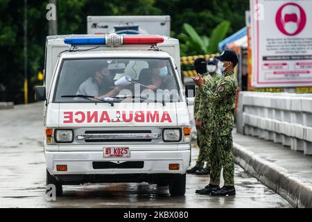 Gli ufficiali di polizia sono un checkpoint nella città di San Jose del Monte a Bulacan, Filippine, il 10 agosto 2020. Misure di blocco più severe che limitano le persone che entrano e escono dalla zona sono implementate nella città, mentre i casi di COVID-19 continuano a crescere.(Foto di Lisa Marie David/NurPhoto) Foto Stock