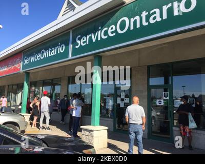 Le persone si allineano per ore al di fuori di un centro Service Ontario solo per scoprire che tale luogo è chiuso e osservare orari limitati modificati di funzionamento a causa della pandemia del nuovo coronavirus (COVID-19) a Toronto, Ontario, Canada il 08 agosto 2020. Molti centri di servizio dell'Ontario hanno limitato gli orari di apertura o chiuso lasciando molti Ontariani che si sforzano di trovare un modo per accedere ai servizi di base come il rinnovo della carta sanitaria e le domande di patente di guida. (Foto di Creative Touch Imaging Ltd./NurPhoto) Foto Stock