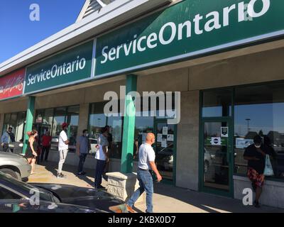 Le persone si allineano per ore al di fuori di un centro Service Ontario solo per scoprire che tale luogo è chiuso e osservare orari limitati modificati di funzionamento a causa della pandemia del nuovo coronavirus (COVID-19) a Toronto, Ontario, Canada il 08 agosto 2020. Molti centri di servizio dell'Ontario hanno limitato gli orari di apertura o chiuso lasciando molti Ontariani che si sforzano di trovare un modo per accedere ai servizi di base come il rinnovo della carta sanitaria e le domande di patente di guida. (Foto di Creative Touch Imaging Ltd./NurPhoto) Foto Stock