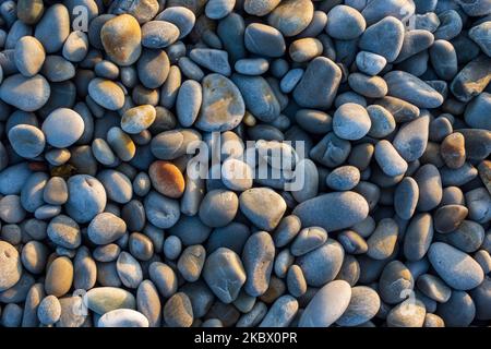 Ciottoli rotondi su una spiaggia vicino a Capo Agulhas. L'Agulhas a Overberg, Capo Occidentale, Sud Africa. Foto Stock