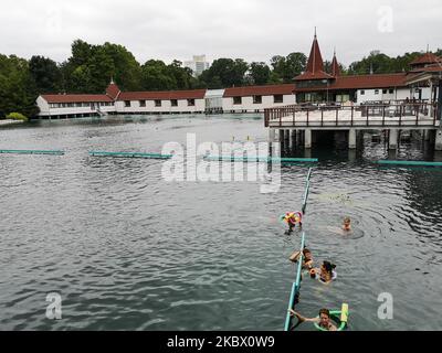 Le persone che fanno un bagno nel lago termale Heviz durante il tempo nuvoloso e cld sono viste a Heviz, Ungheria, il 5 agosto 2020 il lago Heviz è il più grande lago termale del mondo che è disponibile per il nuoto (Foto di Michal Fludra/NurPhoto) Foto Stock