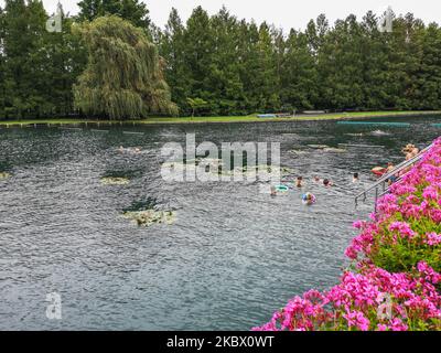 Le persone che fanno un bagno nel lago termale Heviz durante il tempo nuvoloso e cld sono viste a Heviz, Ungheria, il 5 agosto 2020 il lago Heviz è il più grande lago termale del mondo che è disponibile per il nuoto (Foto di Michal Fludra/NurPhoto) Foto Stock