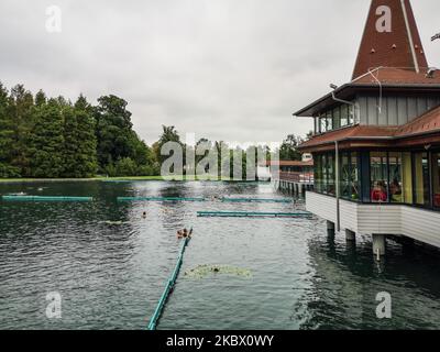 Le persone che fanno un bagno nel lago termale Heviz durante il tempo nuvoloso e cld sono viste a Heviz, Ungheria, il 5 agosto 2020 il lago Heviz è il più grande lago termale del mondo che è disponibile per il nuoto (Foto di Michal Fludra/NurPhoto) Foto Stock