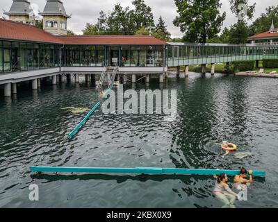 Le persone che fanno un bagno nel lago termale Heviz durante il tempo nuvoloso e cld sono viste a Heviz, Ungheria, il 5 agosto 2020 il lago Heviz è il più grande lago termale del mondo che è disponibile per il nuoto (Foto di Michal Fludra/NurPhoto) Foto Stock