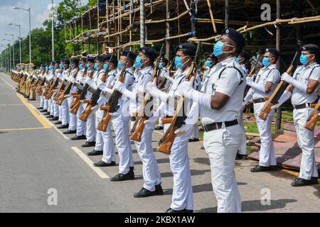 Un team di polizia di Kolkata in formazione durante la pratica a Kolkata, India, il 11 agosto 2020. Kolkata e la polizia del Bengala Occidentale , insieme al battaglione Donna della RAF, hanno partecipato alla pratica dell'ultimo giorno prima della celebrazione della Giornata indipendente indiana a Kolkata. Le squadre hanno preso tutte le precauzioni necessarie a causa dei crescenti casi di COVID-19 nel paese. Quest'anno l'India segna il 74th° anno di indipendenza. (Foto di Debarchan Chatterjee/NurPhoto) Foto Stock