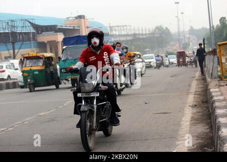 Un ragazzo di consegna cibo mascherato Zomato passa dal flyover Shadipur vicino alla stazione della metropolitana di Kriti Nagar a Nuova Delhi il 11 agosto 2020. L'India ha registrato 53.601 casi di coronavirus nelle ultime 24 ore con 871 morti. Il numero totale di casi nel paese è ora salito a 22,68,675 con 45.257 morti. (Foto di Mayank Makhija/NurPhoto) Foto Stock