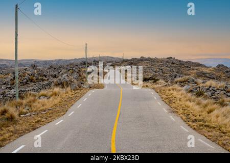 strada ondulata in montagna tramonto Foto Stock