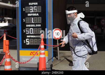 Un uomo disinfetta l'ingresso di una stazione di servizio a causa della diffusione di COVID-19. La curva del contagio del coronavirus è in aumento nella Amba, in Argentina, Città di Buenos Aires, 11 agosto 2020. (Foto di Carol Smiljan/NurPhoto) Foto Stock