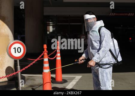 Un uomo disinfetta l'ingresso di una stazione di servizio a causa della diffusione di COVID-19. La curva del contagio del coronavirus è in aumento nella Amba, in Argentina, Città di Buenos Aires, 11 agosto 2020. (Foto di Carol Smiljan/NurPhoto) Foto Stock