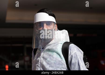 Un uomo disinfetta l'ingresso di una stazione di servizio a causa della diffusione di COVID-19. La curva del contagio del coronavirus è in aumento nella Amba, in Argentina, Città di Buenos Aires, 11 agosto 2020. (Foto di Carol Smiljan/NurPhoto) Foto Stock