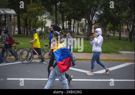 La gente si mostra con bandiere, manifesti e pentole contro il governo del presidente Ivan Duque durante il giorno commemorativo della Battaglia di Boyaca il 7 2020 agosto a Bogotà, in Colombia. (Foto di Sebastian Barros/NurPhoto) Foto Stock