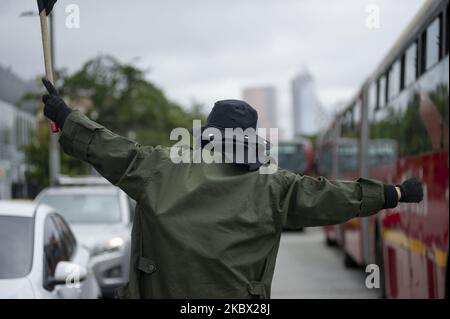 La gente si mostra con bandiere, manifesti e pentole contro il governo del presidente Ivan Duque durante il giorno commemorativo della Battaglia di Boyaca il 7 2020 agosto a Bogotà, in Colombia. (Foto di Sebastian Barros/NurPhoto) Foto Stock