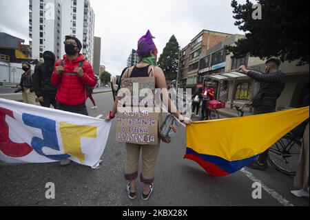 La gente si mostra con bandiere, manifesti e pentole contro il governo del presidente Ivan Duque durante il giorno commemorativo della Battaglia di Boyaca il 7 2020 agosto a Bogotà, in Colombia. (Foto di Sebastian Barros/NurPhoto) Foto Stock