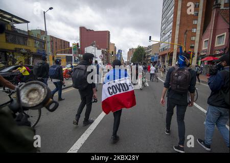 La gente si mostra con bandiere, manifesti e pentole contro il governo del presidente Ivan Duque durante il giorno commemorativo della Battaglia di Boyaca il 7 2020 agosto a Bogotà, in Colombia. (Foto di Sebastian Barros/NurPhoto) Foto Stock