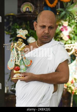 La fede indù celebra Krishna Janmastami a Guwahati, Assam, India, il 12 agosto 2020, per celebrare la nascita del Dio indù Lord Krishna. - I devoti celebrano il festival partecipando alle processioni, vestendo i loro bambini come personaggi della storia della vita di Lord Krishna, e guardando o mettendo in scena rievocazioni di opere della mitologia indù. (Foto di David Talukdar/NurPhoto) Foto Stock