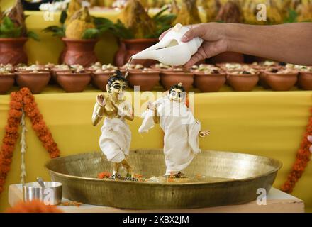 La fede indù celebra Krishna Janmastami a Guwahati, Assam, India, il 12 agosto 2020, per celebrare la nascita del Dio indù Lord Krishna. - I devoti celebrano il festival partecipando alle processioni, vestendo i loro bambini come personaggi della storia della vita di Lord Krishna, e guardando o mettendo in scena rievocazioni di opere della mitologia indù. (Foto di David Talukdar/NurPhoto) Foto Stock