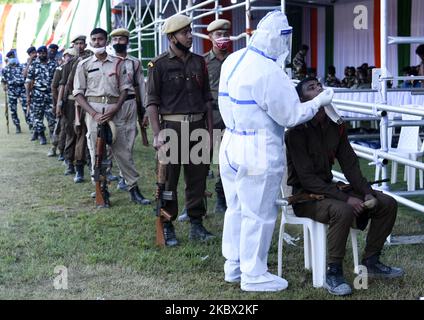 Il personale della polizia di Assam fornisce un campione di tampone per il test rapido dell'antigene COVID-19 prima della prova della parata del giorno dell'Indipendenza, a Guwahati, Assam, India, mercoledì 12 agosto 2020. (Foto di David Talukdar/NurPhoto) Foto Stock