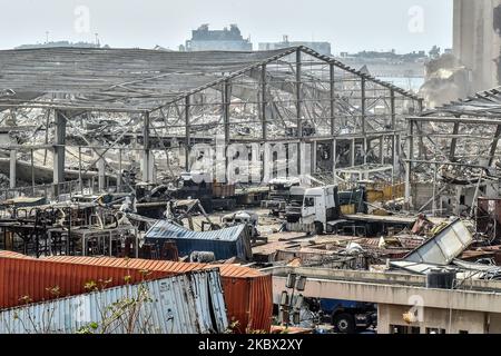 Una visione generale del porto di Beirut, dopo una massiccia esplosione al porto il 12 agosto 2020 a Beirut, Libano. Oltre 200 persone sono morte nell'esplosione a Beirut Port. I funzionari hanno detto che un magazzino sul lungomare che immagazzina materiali esplosivi, secondo quanto riferito 2.700 tonnellate di nitrato di ammonio, era la causa dell'esplosione. (Foto di Str/NurPhoto) Foto Stock