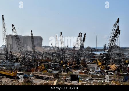 Una visione generale del porto di Beirut, dopo una massiccia esplosione al porto il 12 agosto 2020 a Beirut, Libano. Oltre 200 persone sono morte nell'esplosione a Beirut Port. I funzionari hanno detto che un magazzino sul lungomare che immagazzina materiali esplosivi, secondo quanto riferito 2.700 tonnellate di nitrato di ammonio, era la causa dell'esplosione. (Foto di Str/NurPhoto) Foto Stock