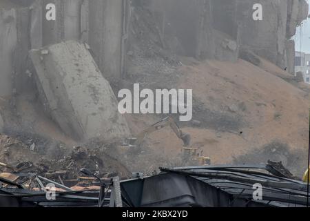 Una visione generale del porto di Beirut, dopo una massiccia esplosione al porto il 12 agosto 2020 a Beirut, Libano. Oltre 200 persone sono morte nell'esplosione a Beirut Port. I funzionari hanno detto che un magazzino sul lungomare che immagazzina materiali esplosivi, secondo quanto riferito 2.700 tonnellate di nitrato di ammonio, era la causa dell'esplosione. (Foto di Str/NurPhoto) Foto Stock