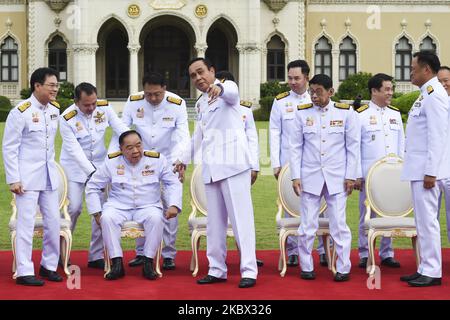 Il primo ministro tailandese Prayut Chan-o-cha assiste il suo vice primo ministro generale Prawit Wongsuwan durante una foto di gruppo dopo il rimpasto del gabinetto al Palazzo del Governo di Bangkok, Thailandia, 13 agosto 2020. (Foto di Anusak Laowilas/NurPhoto) Foto Stock