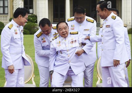 Il primo ministro tailandese Prayut Chan-o-cha assiste il suo vice primo ministro generale Prawit Wongsuwan durante una foto di gruppo dopo il rimpasto del gabinetto al Palazzo del Governo di Bangkok, Thailandia, 13 agosto 2020. (Foto di Anusak Laowilas/NurPhoto) Foto Stock