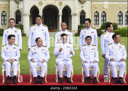 Il primo ministro tailandese Prayut Chan-o-cha (C) durante una foto di gruppo dopo il rimpasto del gabinetto al Palazzo del Governo di Bangkok, Thailandia, 13 agosto 2020. (Foto di Anusak Laowilas/NurPhoto) Foto Stock