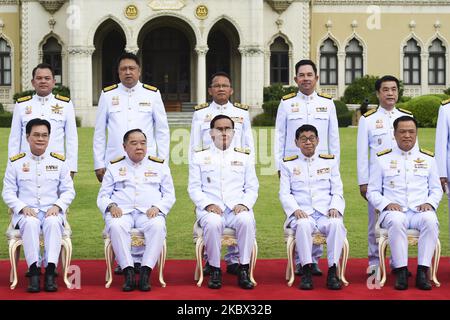 Il primo ministro tailandese Prayut Chan-o-cha (C) durante una foto di gruppo dopo il rimpasto del gabinetto al Palazzo del Governo di Bangkok, Thailandia, 13 agosto 2020. (Foto di Anusak Laowilas/NurPhoto) Foto Stock