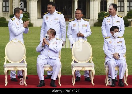 Il Vice primo Ministro Generale Tailandese Prawit Wongsuwan (L) e Wissanu Krea-ngam (R) indossano una maschera facciale prima di una foto di gruppo dopo un rimpasto di gabinetto alla Casa del Governo a Bangkok, Thailandia, 13 agosto 2020. (Foto di Anusak Laowilas/NurPhoto) Foto Stock