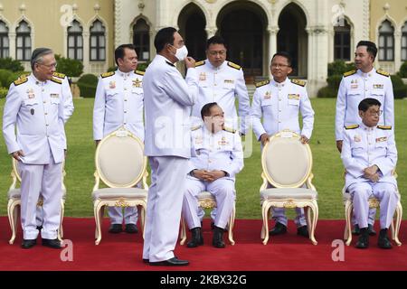 Il primo ministro tailandese Prayut Chan-o-cha indossa una maschera facciale prima di una foto di gruppo dopo un rimpasto al governo di Bangkok, Thailandia, 13 agosto 2020. (Foto di Anusak Laowilas/NurPhoto) Foto Stock