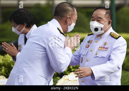 Il Vice primo Ministro Generale Tailandese Prawit Wongsuwan indossa una maschera facciale prima di una foto di gruppo dopo un rimpasto di gabinetto alla Casa del Governo a Bangkok, Thailandia, 13 agosto 2020. (Foto di Anusak Laowilas/NurPhoto) Foto Stock