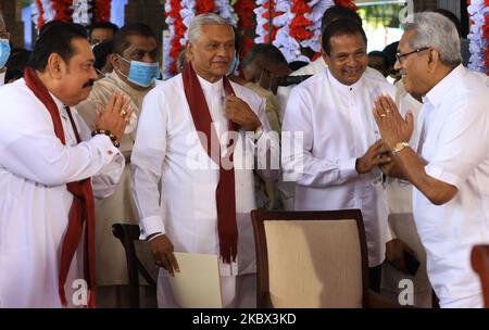 Il primo ministro dello Sri Lanka Mahinda Rajapaksa (L) saluta il fratello minore, il presidente, Gotabaya Rajapaksa (3L) mentre il loro fratello maggiore Chamal Rajapaksa (2L) guarda durante un evento per il giuramento dei nuovi ministri del Gabinetto presso la storica ''Maguil Maduwa''/ ''Sala dell'Assemblea'' situata presso il Tempio della Reliquia del Sacro dente dove gli antichi re dello Sri Lanka incontrarono i loro ministri e. Ha svolto attività amministrative quotidiane a Kandy, Sri Lanka, il 12 agosto 2020. (Foto di Tharaka Basnayaka/NurPhoto) Foto Stock